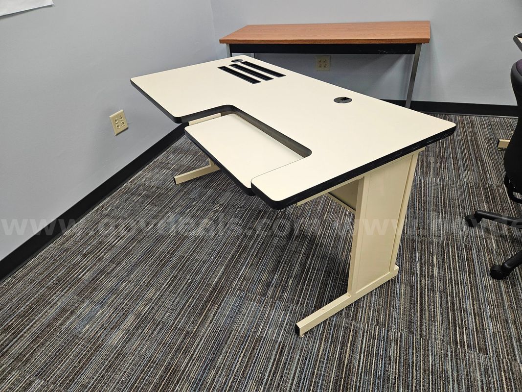 Tables and Chairs (223689 NB)