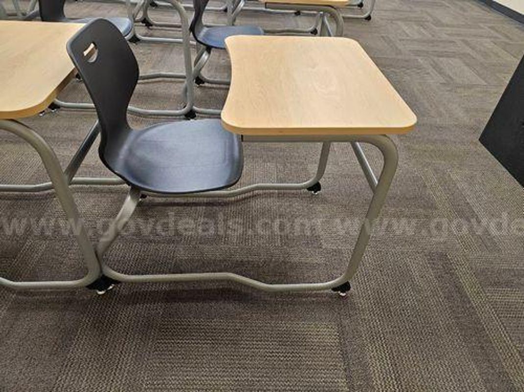 Student Desks (223795 DC)