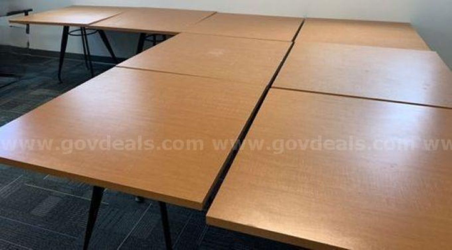 SQUARE TABLES W/ FIXED LEGS (223940 TM)