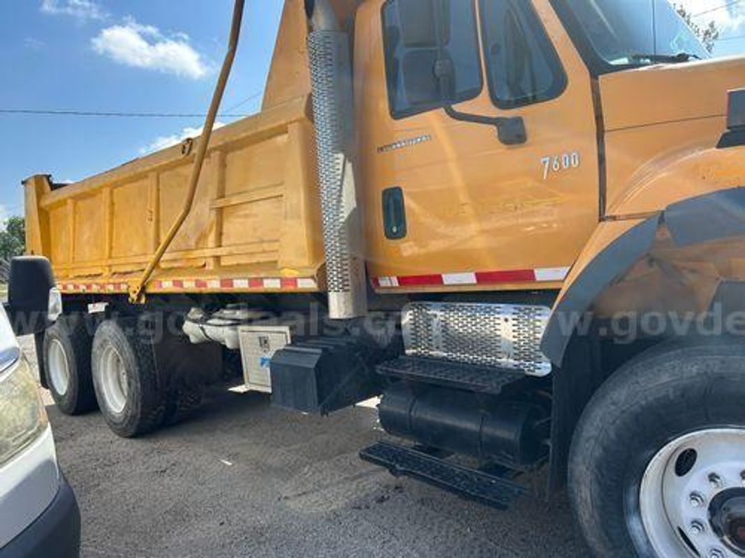2005 International 7600 SBA (225145 AJ DOT)