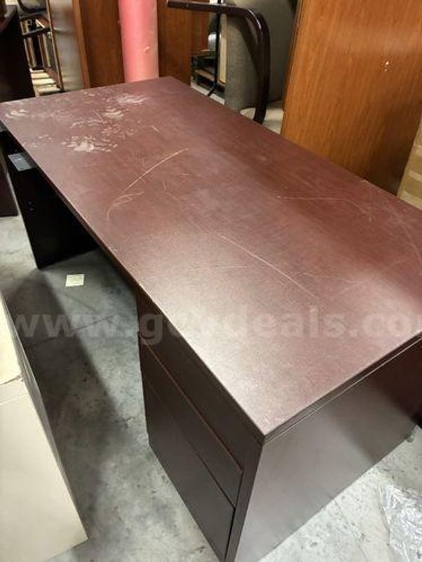 Desks (225200 NM)