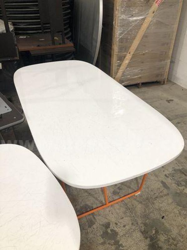Tables (225061 AJ)