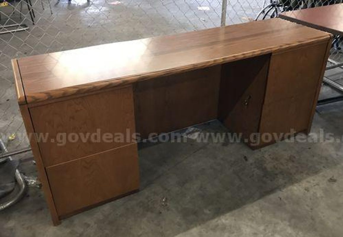 Desk and Chair (225270 NB)