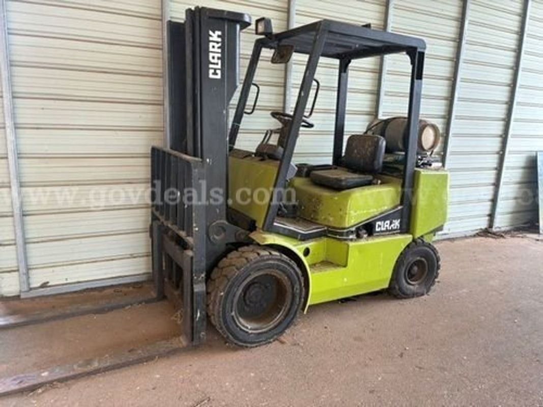 1997 CLARK CGP30 FORKLIFT *FOR PARTS (226077 AJ)