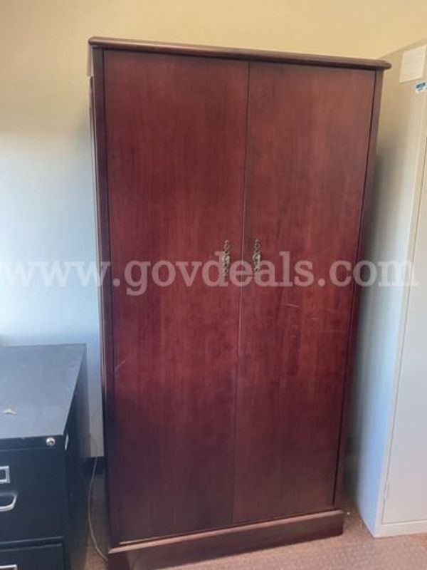 Cherry Cabinet (225686 NM)