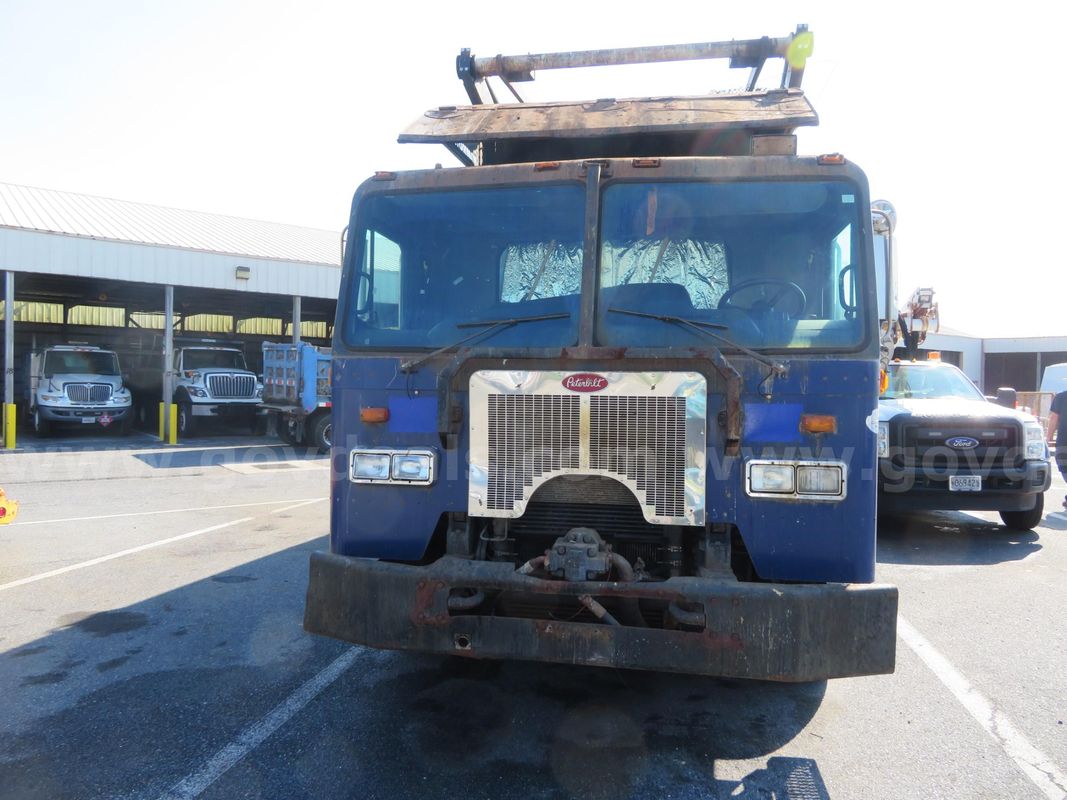 2011 Peterbilt Trash Truck 320