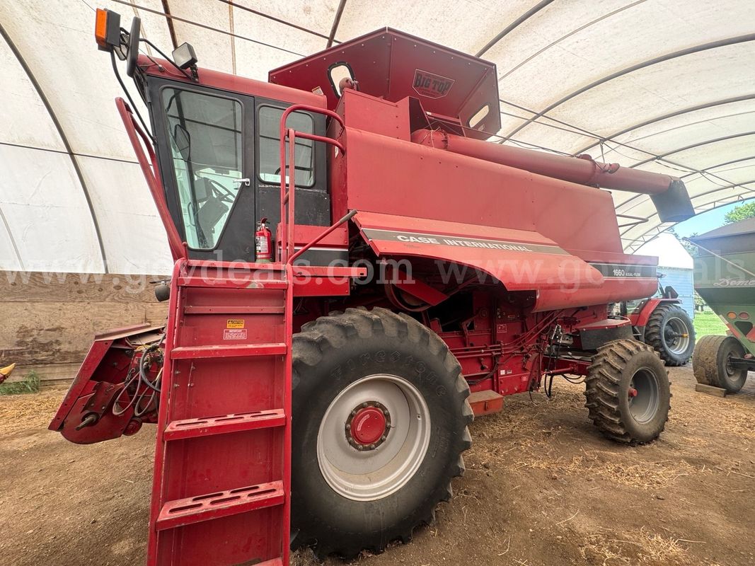 1988 Case IH 1660 Combine with Case IH 1063 6-Row Corn Head