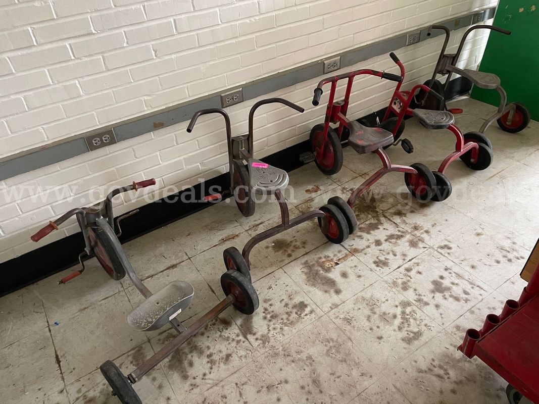 (5) Antique tricycles