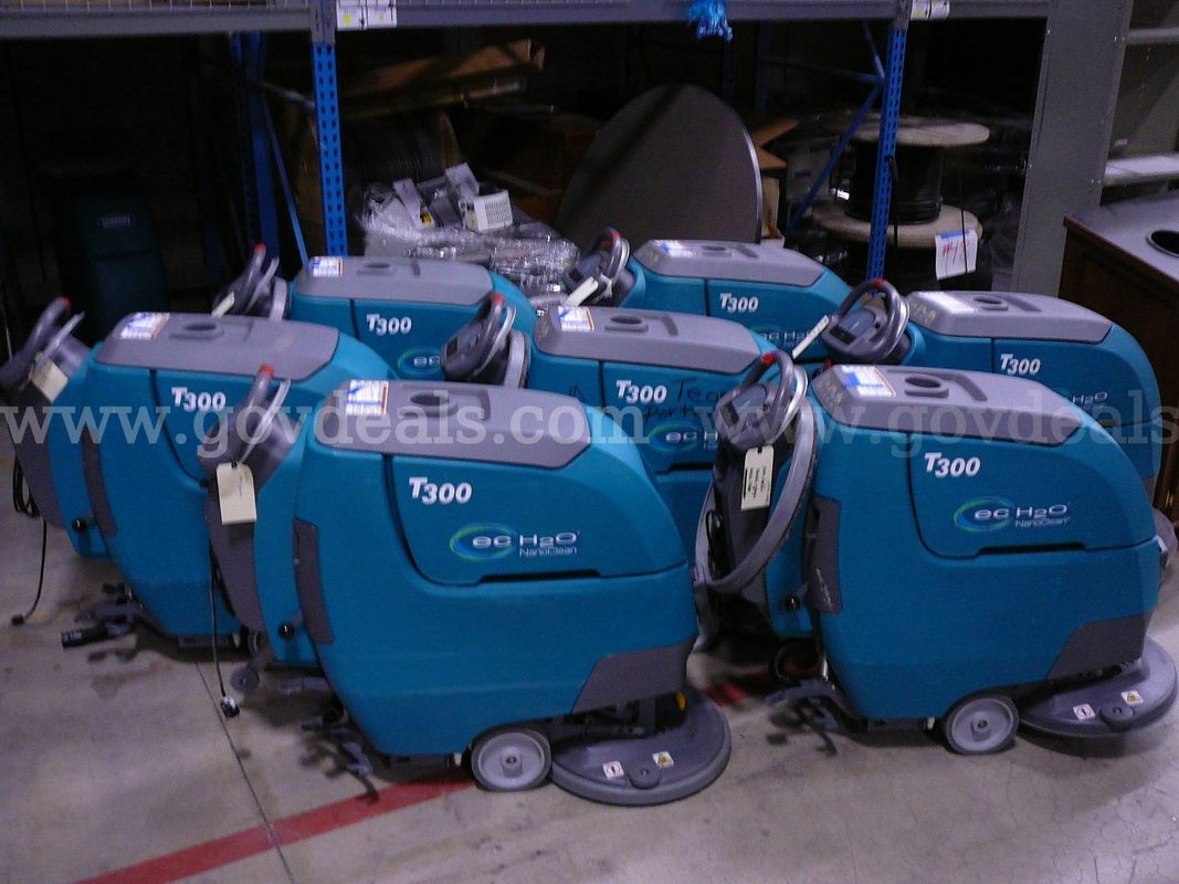 Lot of 7 Tennant T300 Autoscrubbers - For Parts
