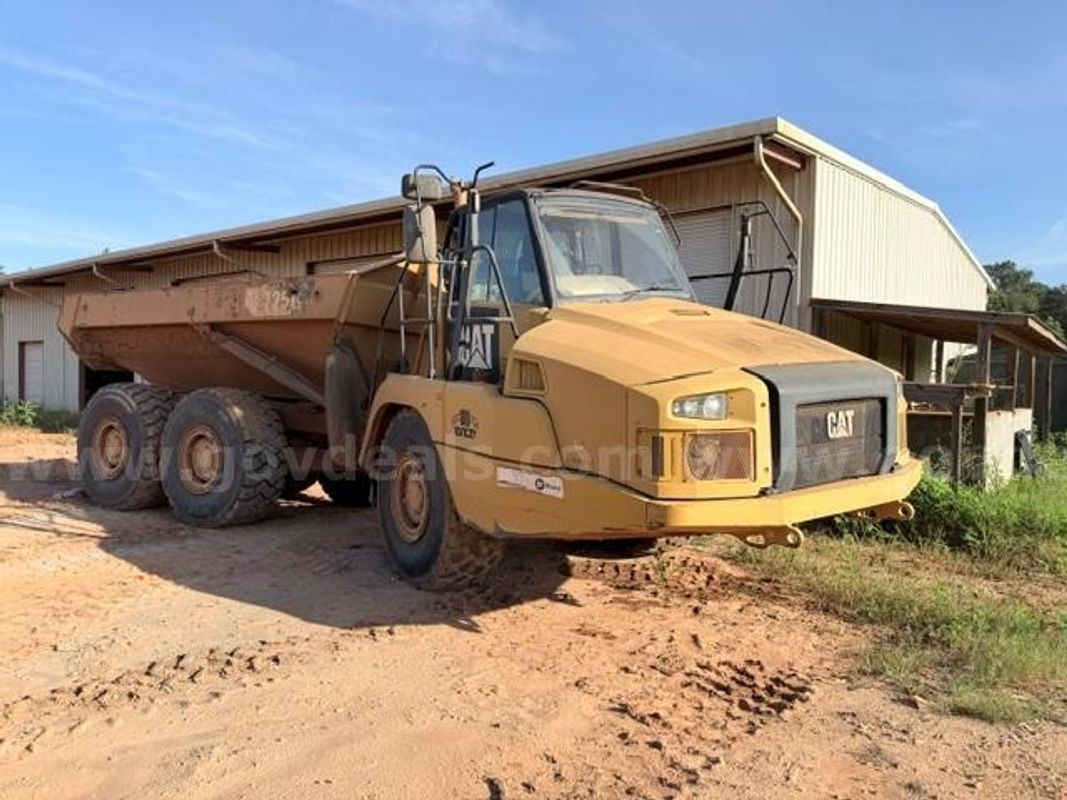 2014 CATERPILLAR 725 ARTICULATED DUMP TRUCK