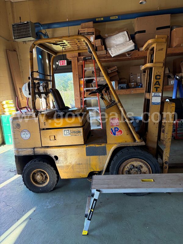 1975 Caterpillar Model V508 4850lb Forklift