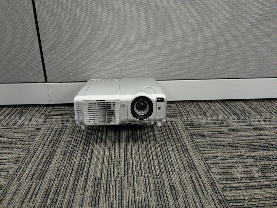 Lot of 1 NEC MT1075 Projector