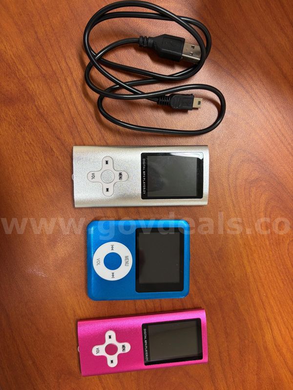 Mp3/Mp4 8G players and cords (Quantity 35)