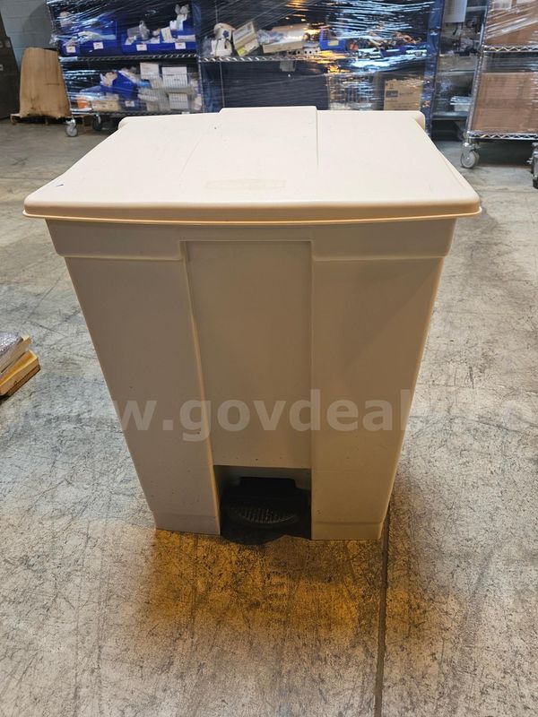 Lot of 13 Rubbermaid trash cans
