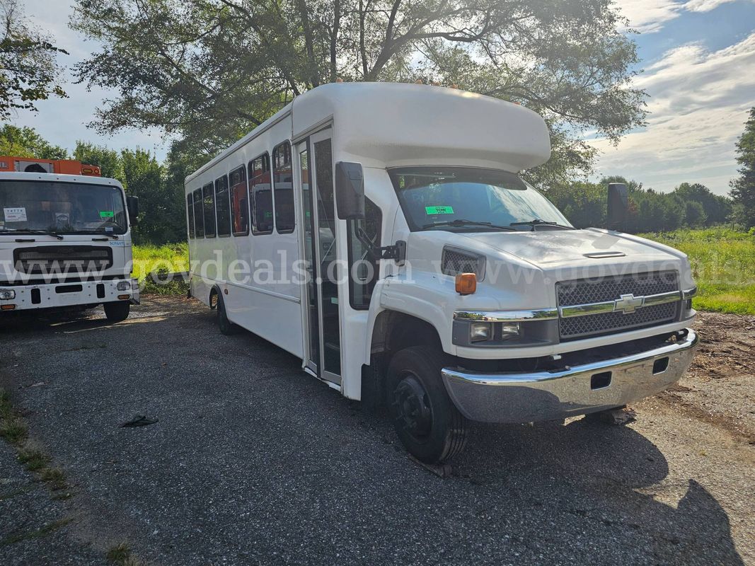2009 Chevrolet C5V042 - 32 Passenger Bus - Clean Title