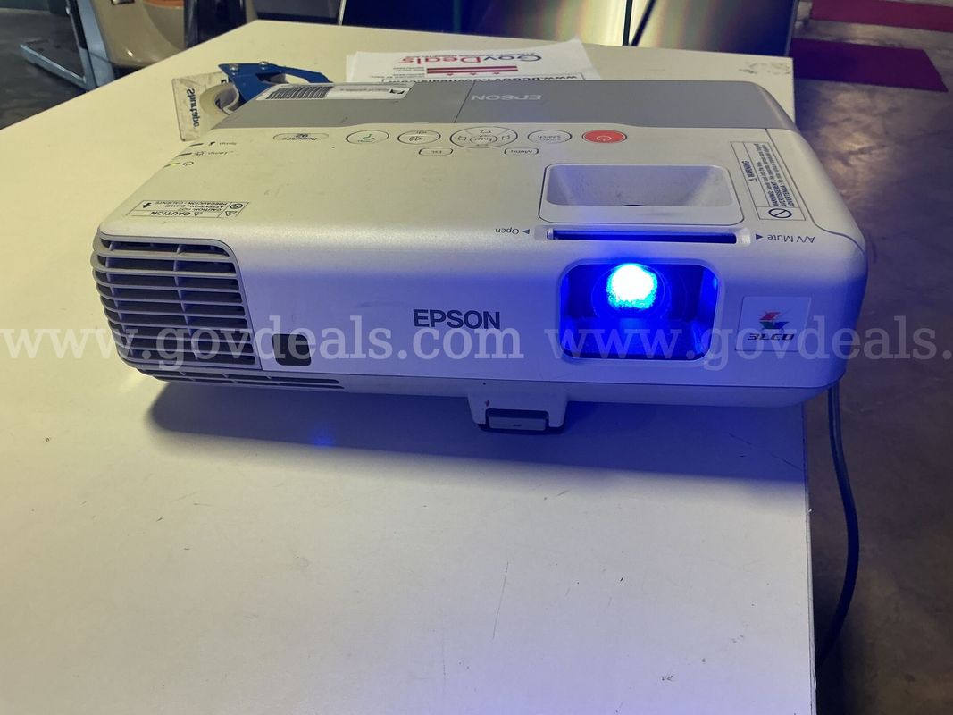 EPSON PROJECTOR (POWER ON)