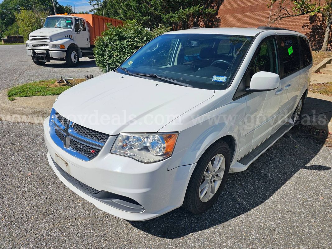 2016 Dodge Grand Caravan SXT - Clean Title