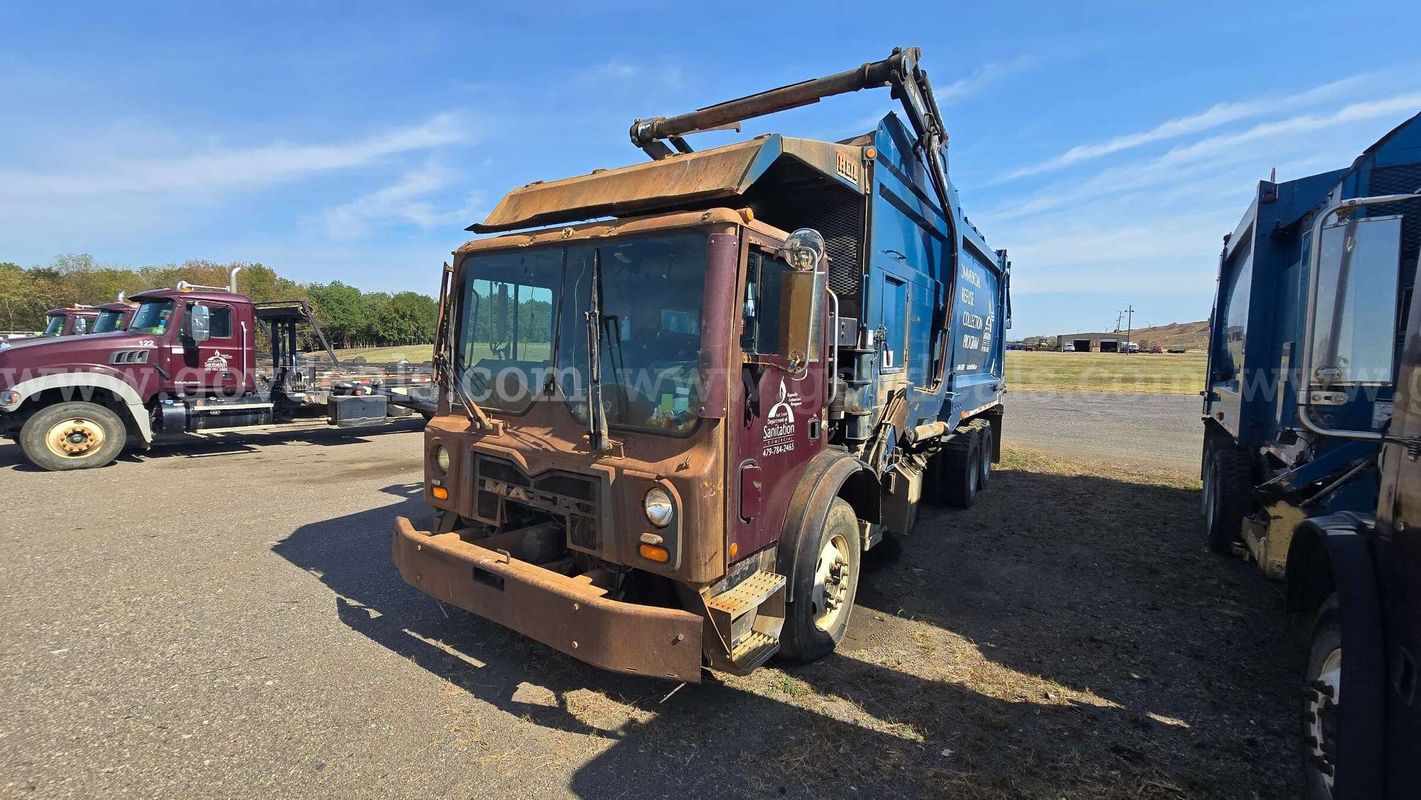 2013 Mack MRU600 Heil Front Loader Garbage Truck
