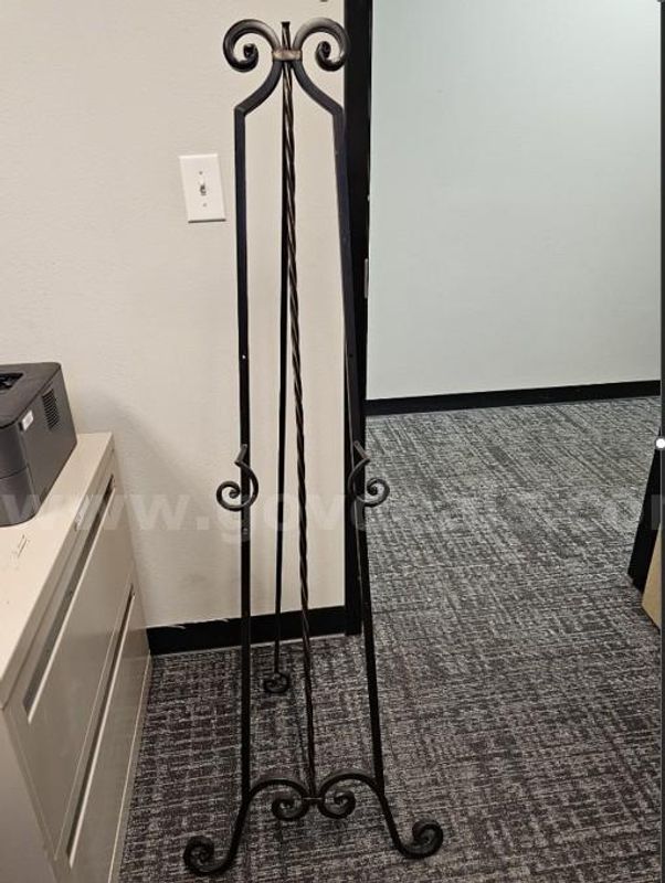 59" Black Metal Easel (1 of 2)