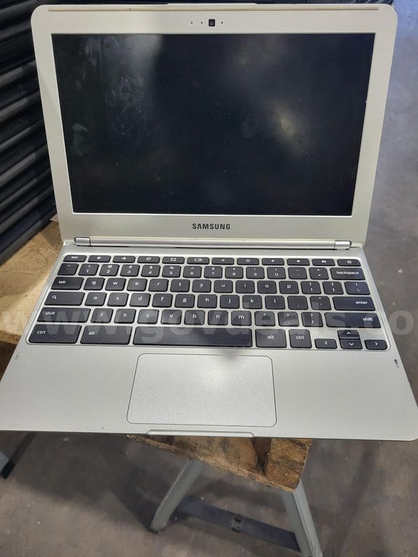 Used chromebooks of various brands, models and series.