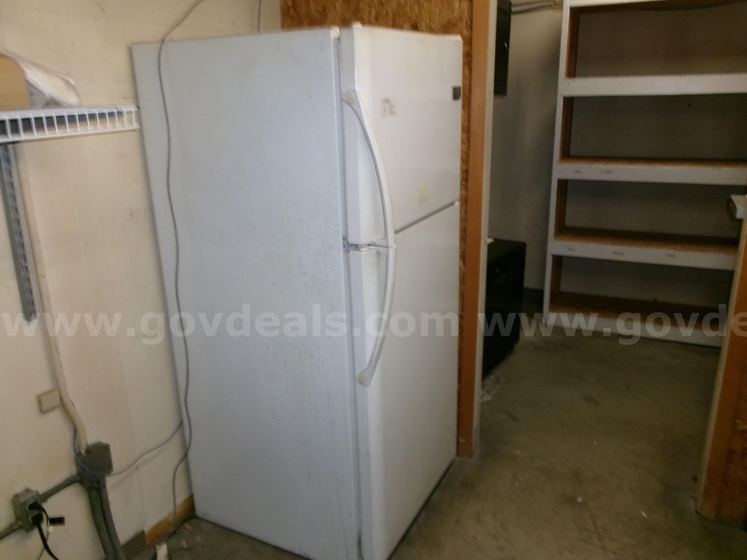 S1 1GAS RANGE AND 1 RERIGERATOR