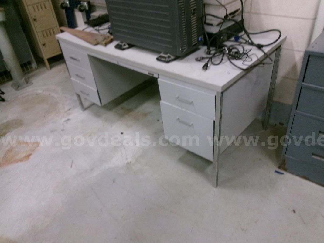 3 FILE CABINETS 1DESK 1LOCKER