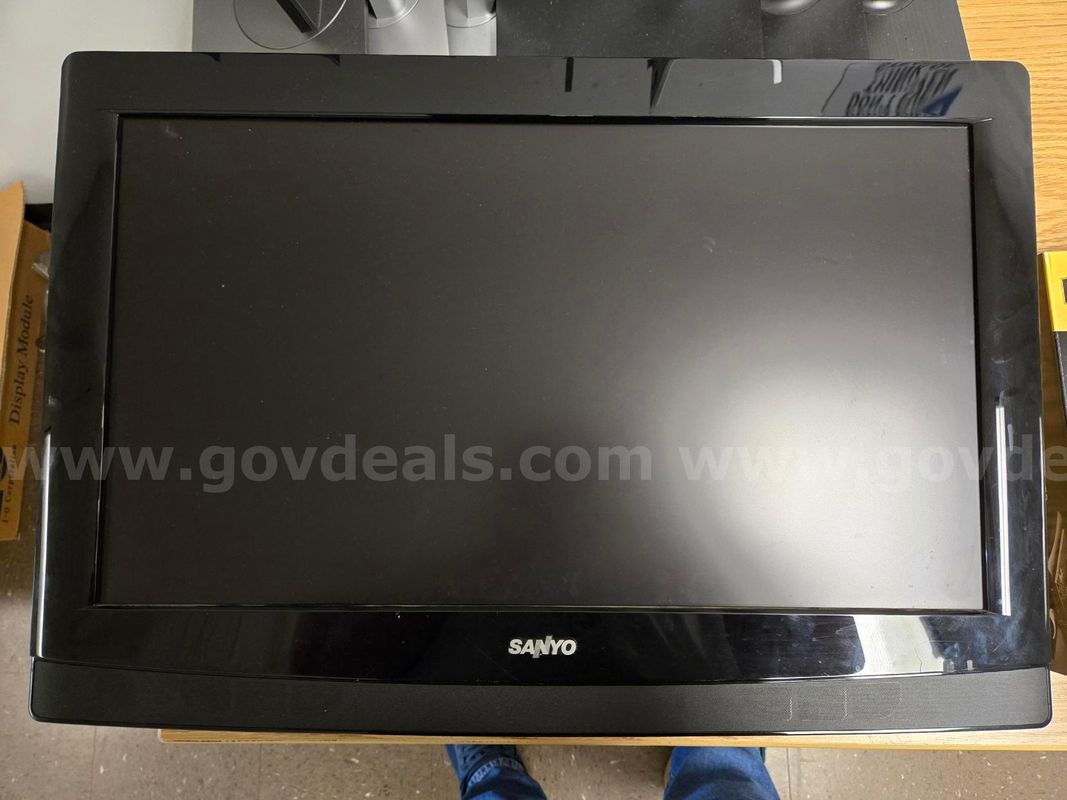 IT - Lot #684 - Sanyo DP26670 26" Diagonal LCD/DVD HDTV Combo