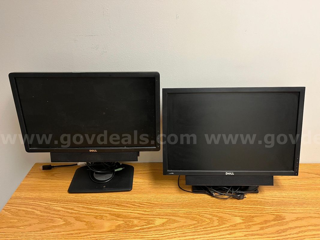 IT - Lot #688 - Lot of 2 - Dell Monitors