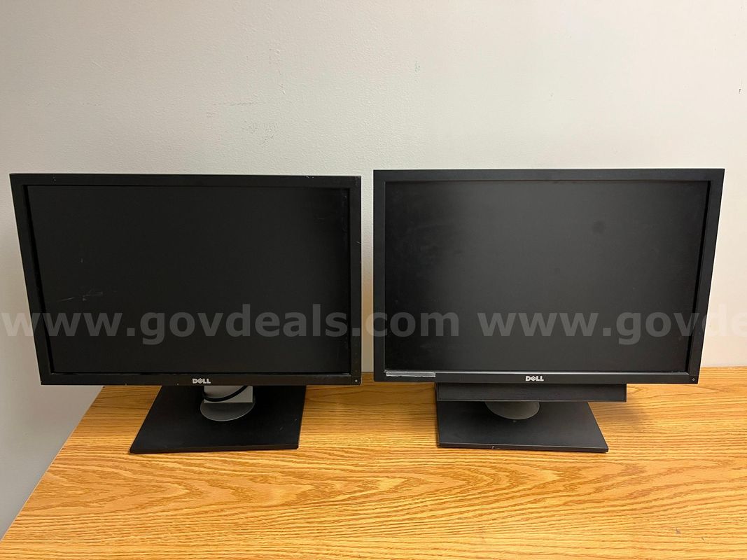 IT - Lot #689 - Lot of 2 - Dell Monitors