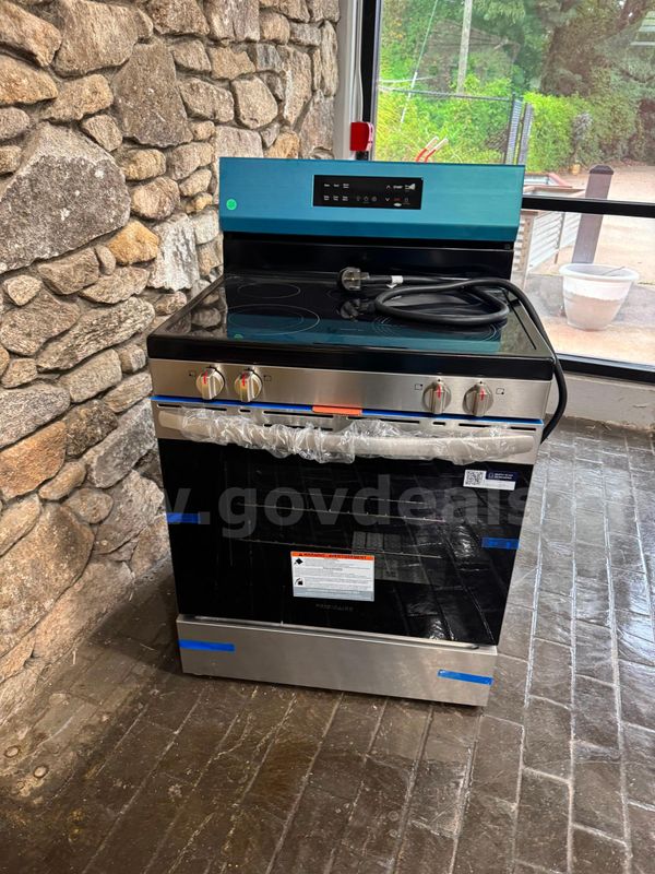 Frigidaire Electric Range Oven, Model FCRE306LAF, in great UNUSED condition