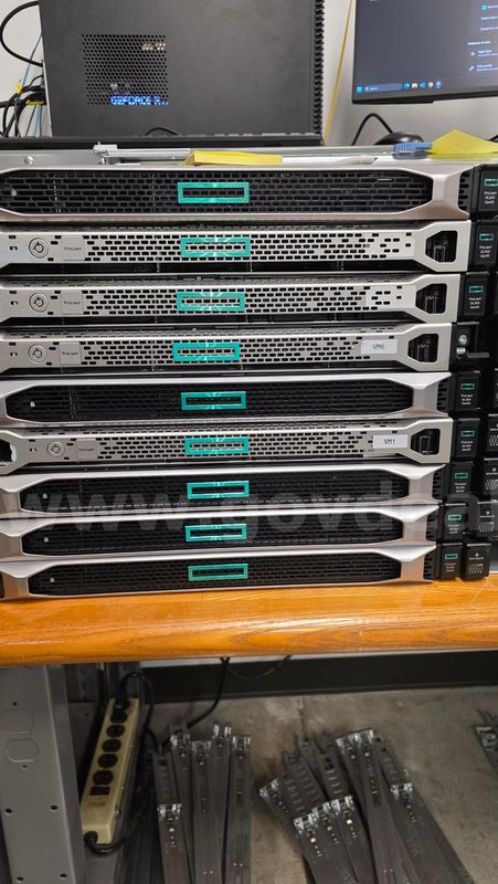 Lot of 18 Servers
