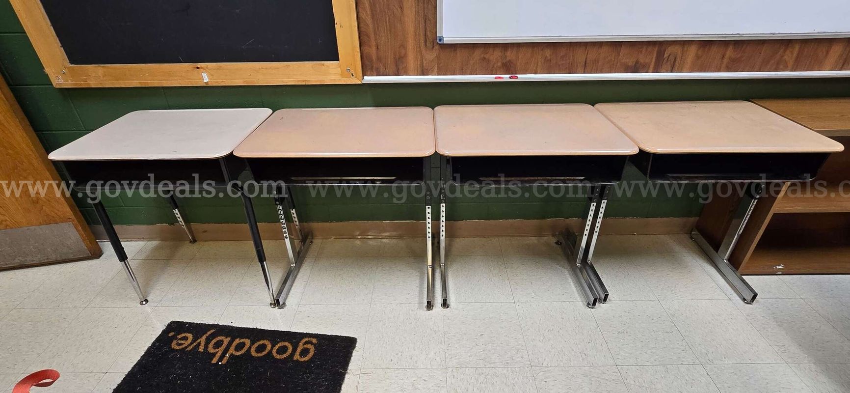 STUDENT DESK, ADJUSTABLE