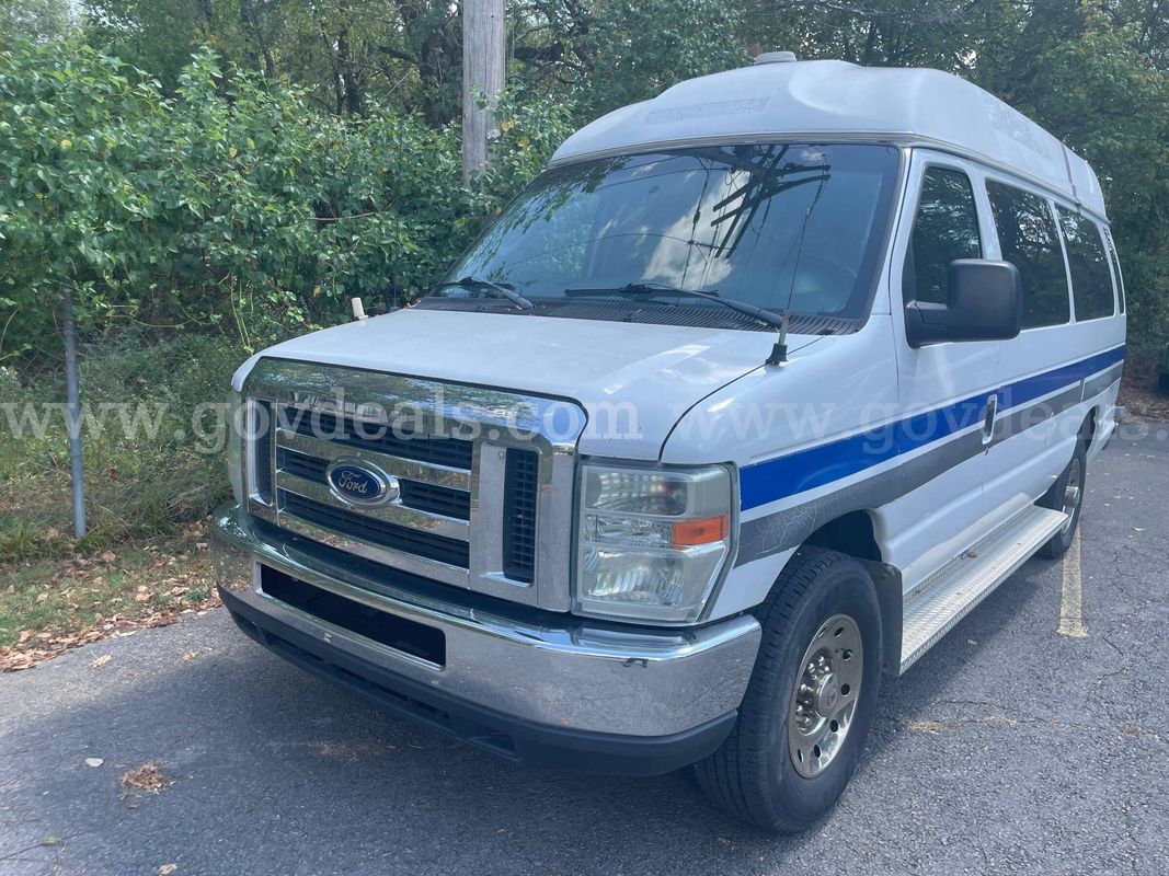 2011 Ford Econoline E-350 XLT Super Duty Extended. Wheelchair transport with lift.