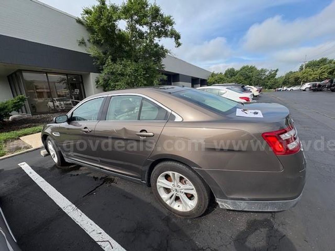 2016 Ford Taurus, 212827 Miles.