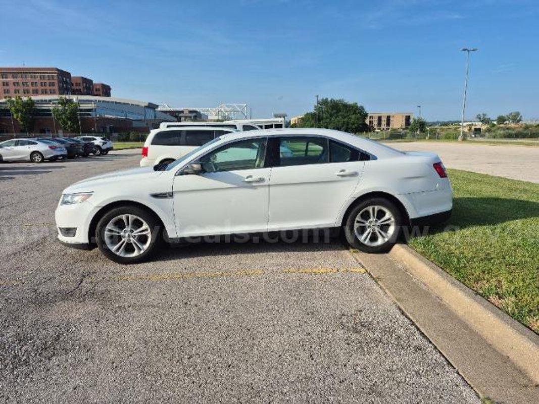 2016 Ford Taurus, 208922 Miles.
