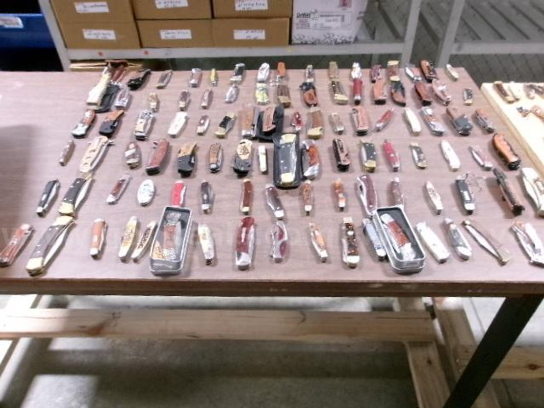 1 lot of Wooden/bone style Knives.
