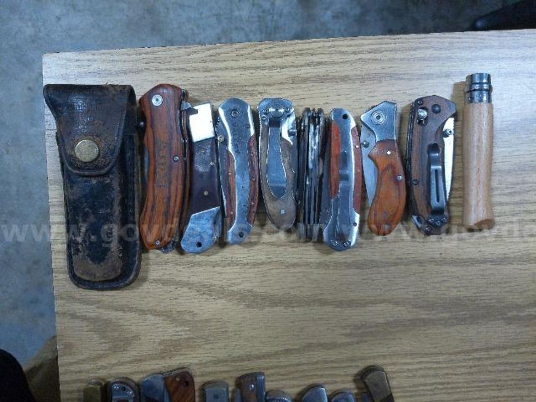 Approximately 91 wood handled knives.