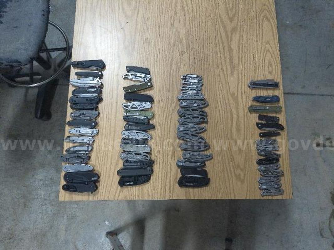 Lot of approximately 60 folding knives.
