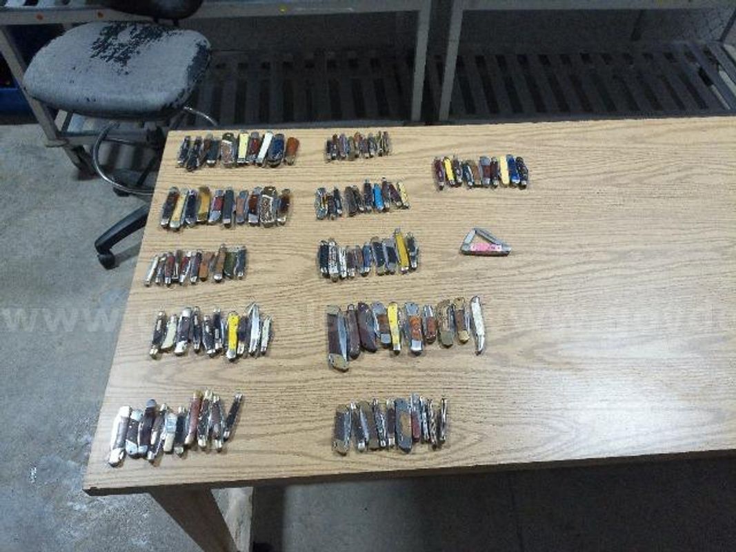 approximately 111 various single/double blade pocket Knives in various cond