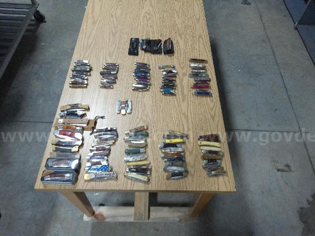 approximately 110 various single/double blade pocket Knives in various con