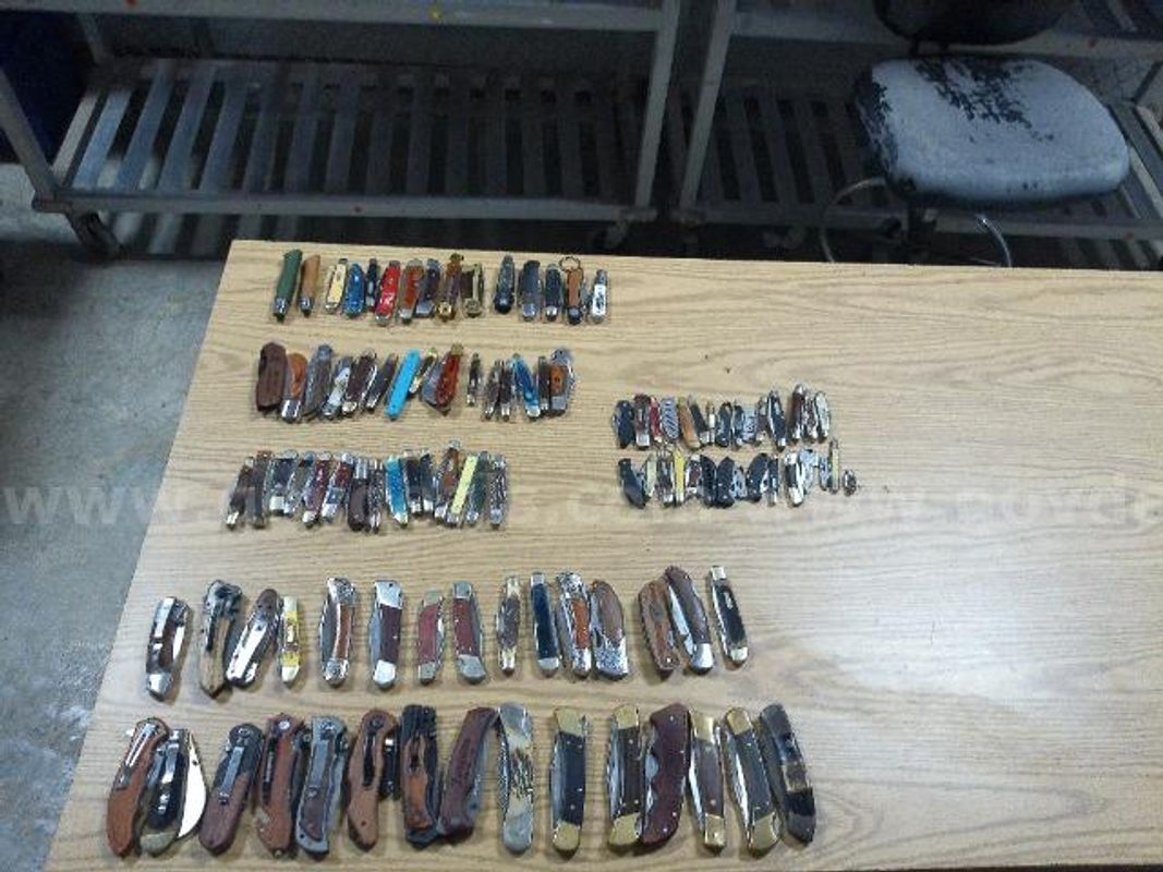 approximately 105 various single blade pocket Knives