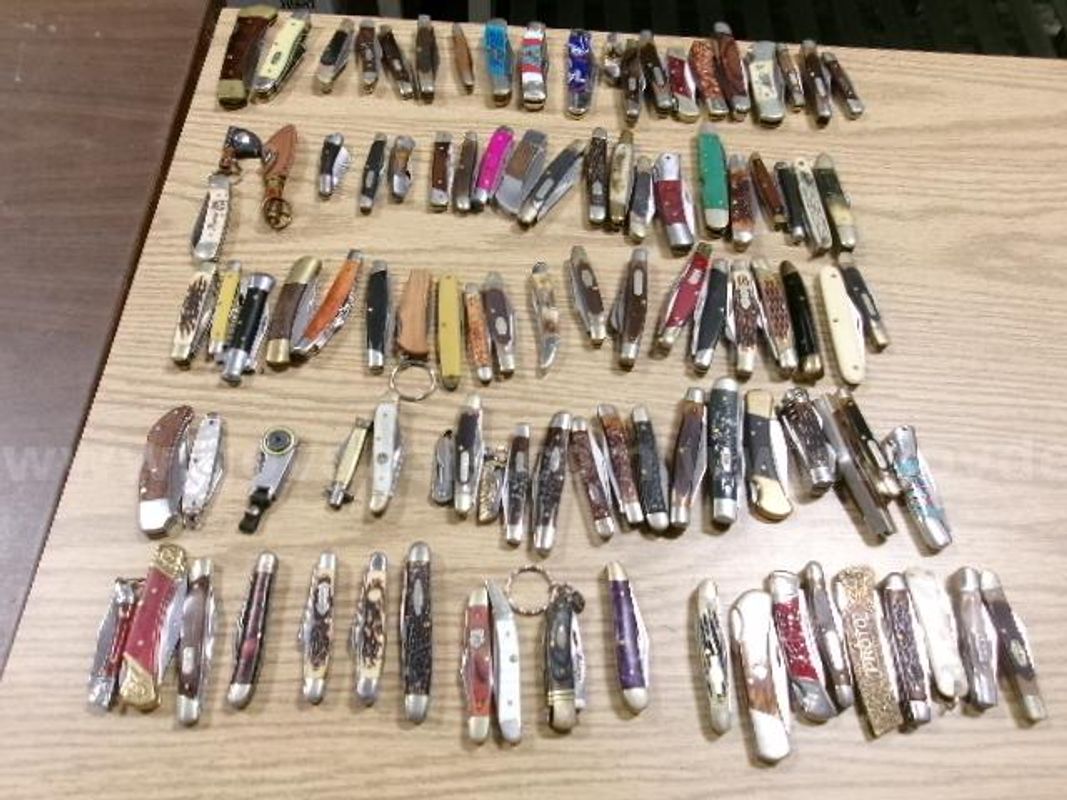 Tools of small wooden / bone style knives.