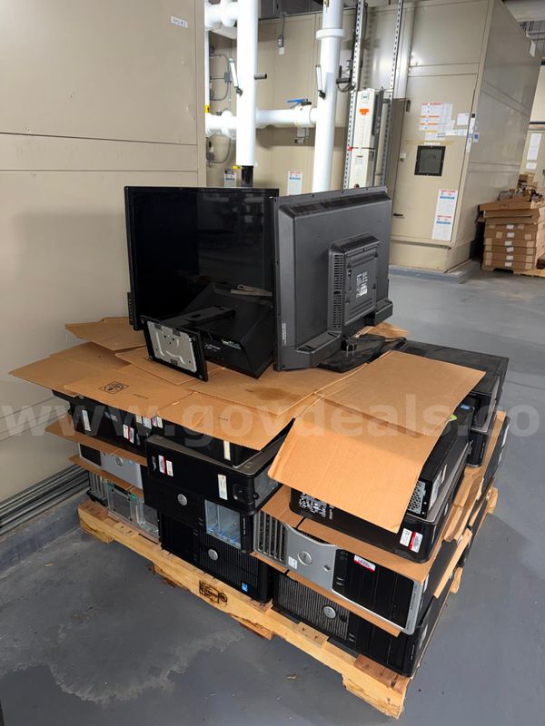 LOT OF 28 (DESKTOPS AND MONITORS)