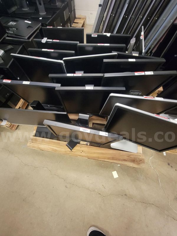 LOT OF 17 MONITORS