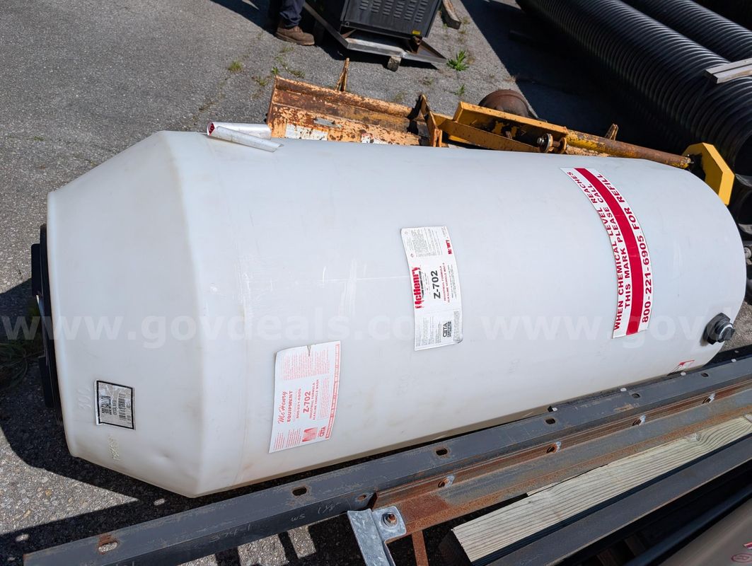 (1) plastic tank, & (1) pressure washer.