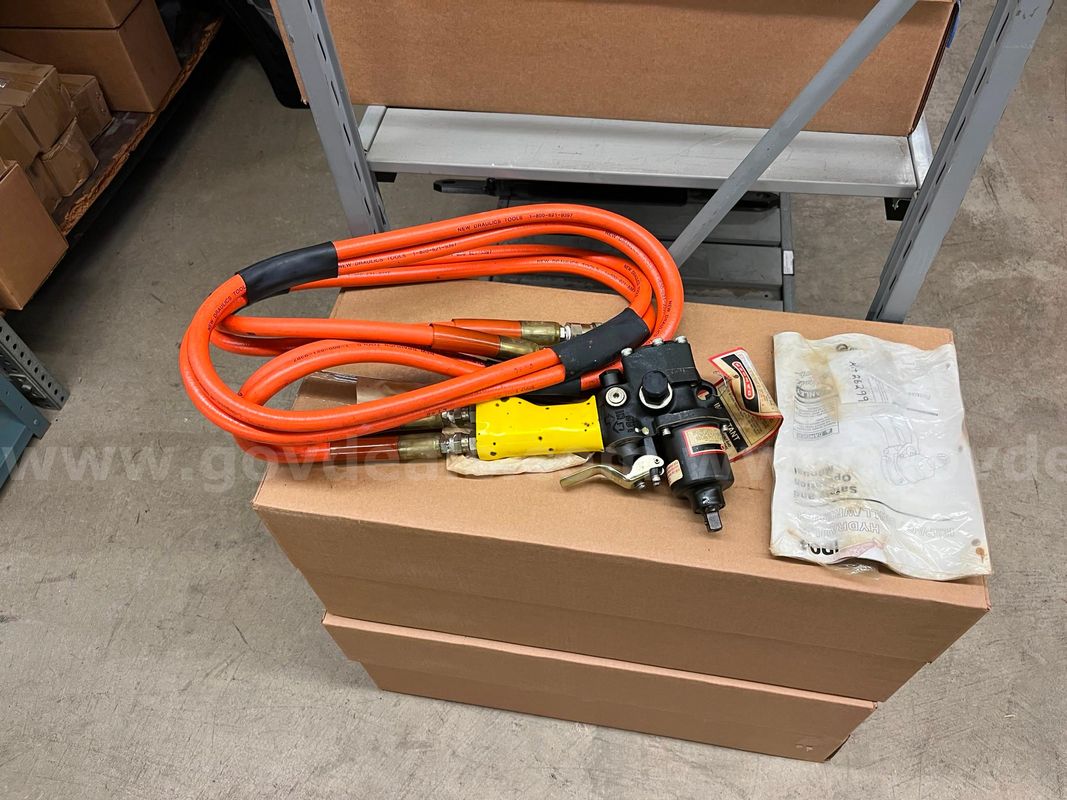 Digging Mattock head, OLD Black and Decker, pipe cutter, etc. (25 Items)