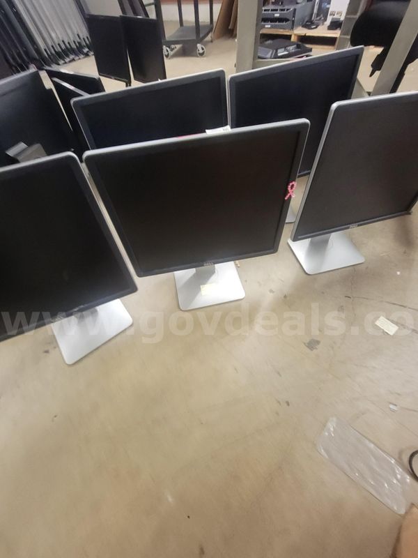 LOT OF 18 MONITORS