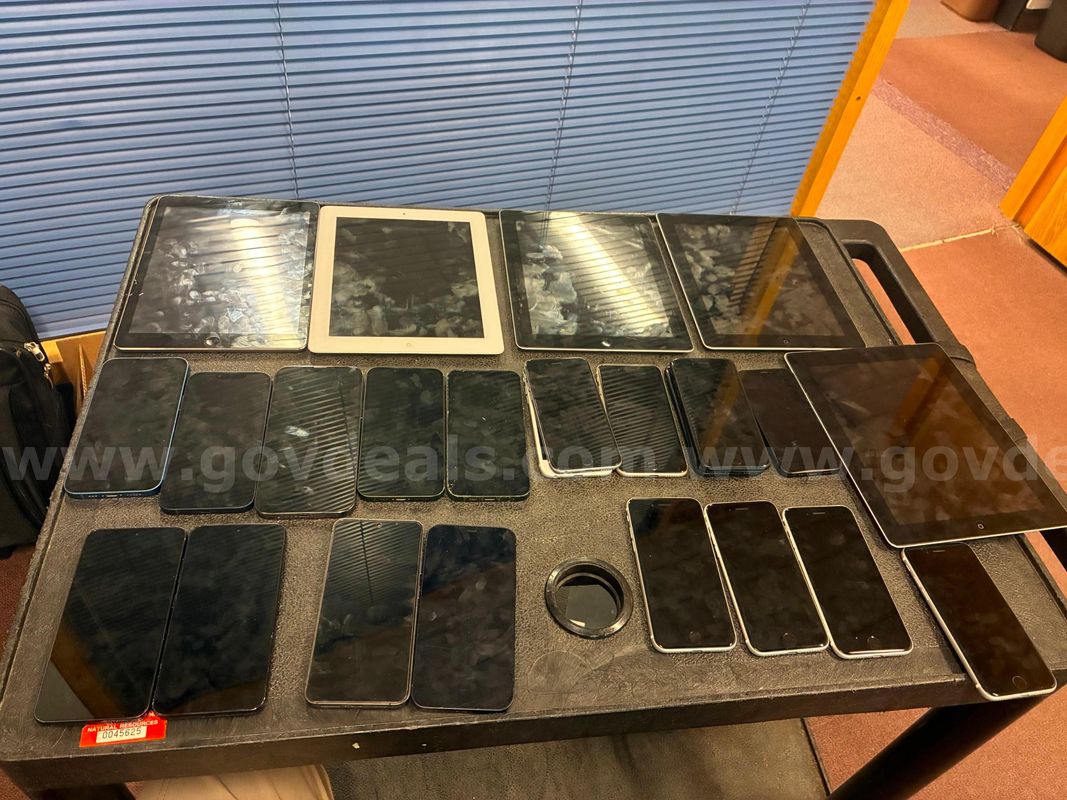 LOT OF CELL PHONES & IPADS