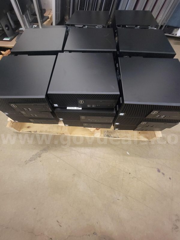 LOT OF 26 DESKTOPS