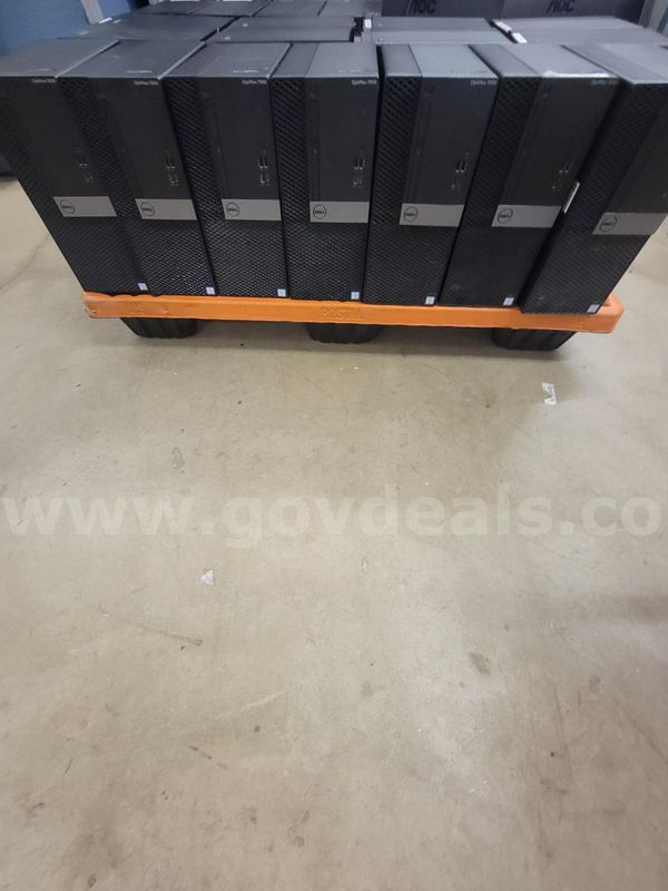 LOT OF 19 DESKTOPS